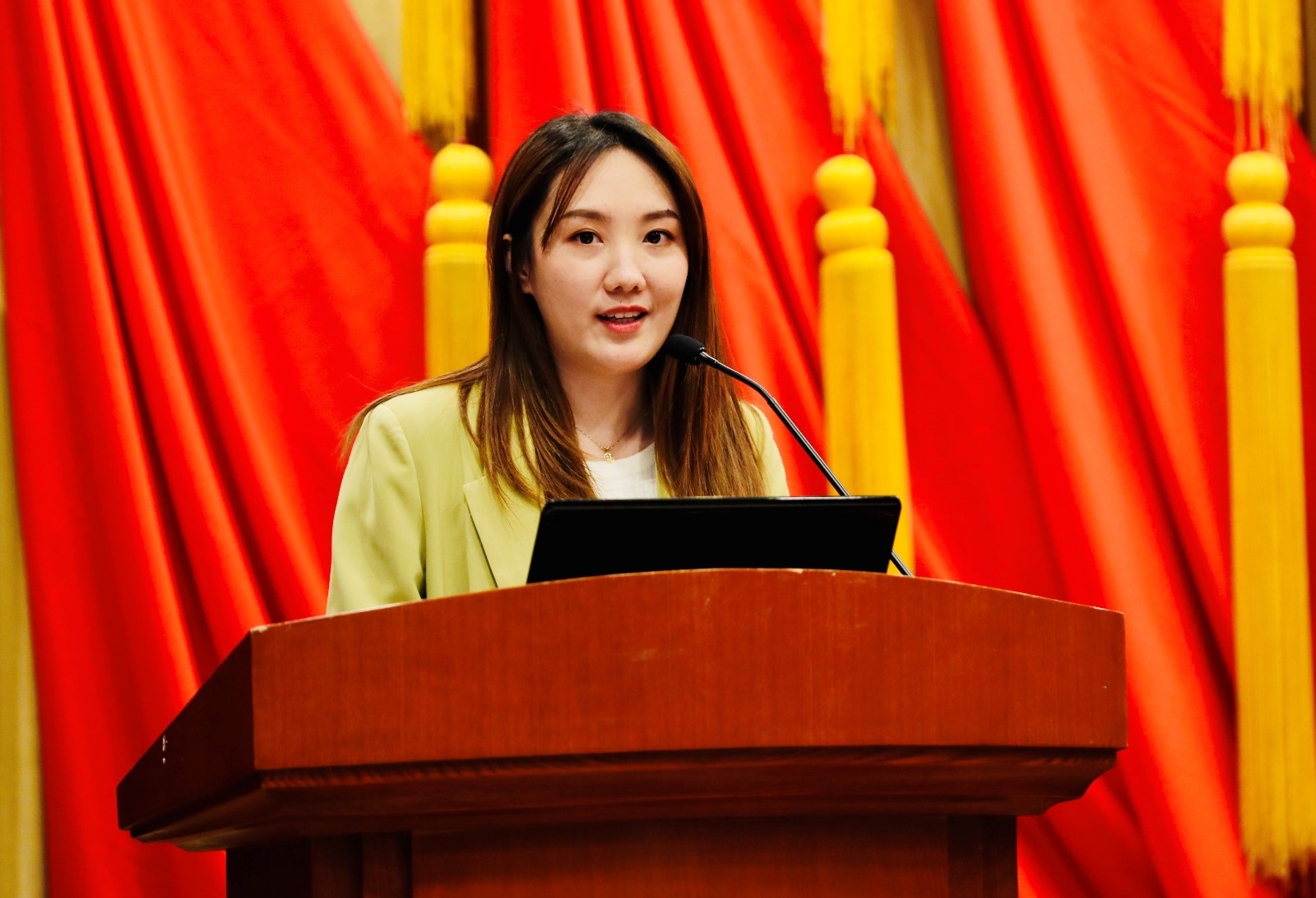 主持人.jpg 主持人.jpg