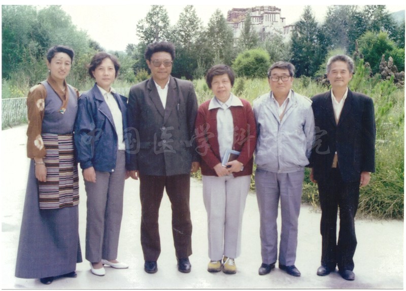 1990年副院校长戴玉华领队慰问对口支援西藏自治区人民医院的医疗队员_副本.jpg