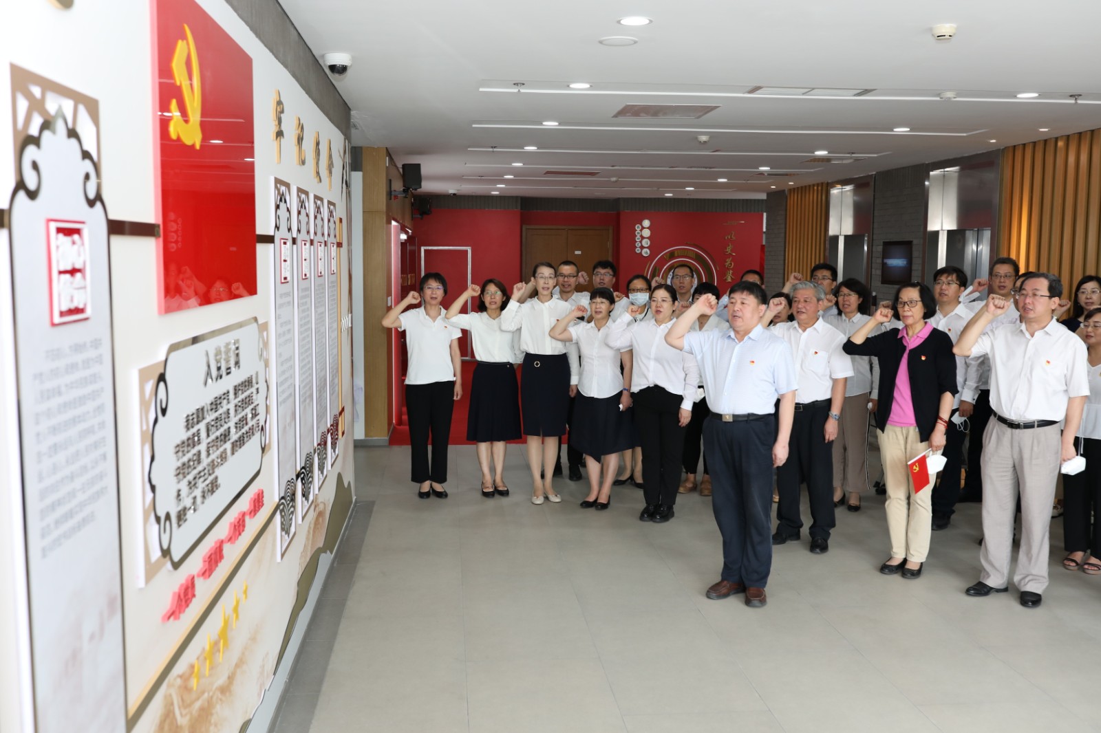 入党宣誓.jpg 入党宣誓.jpg