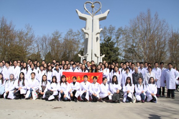 beat3652013级医大师生合影